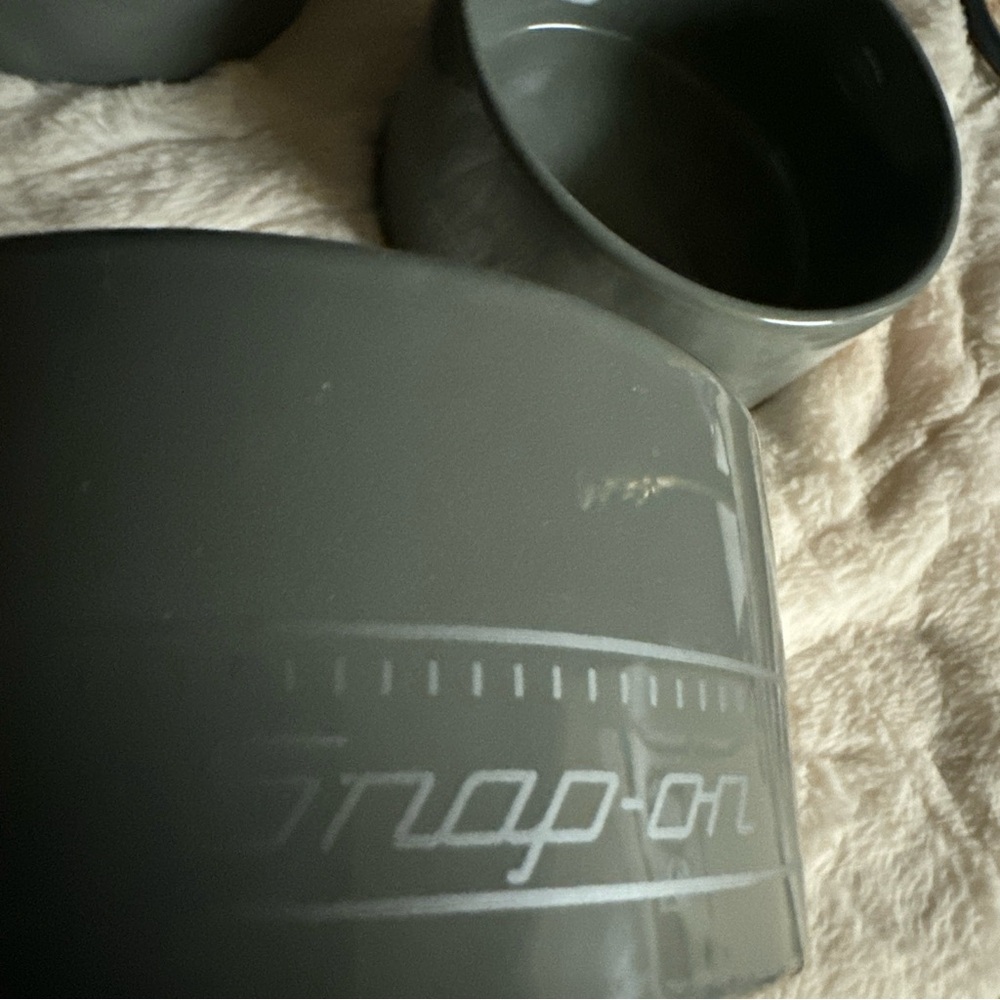 Snap On! Set of 4 bowls in gray. good condition!
